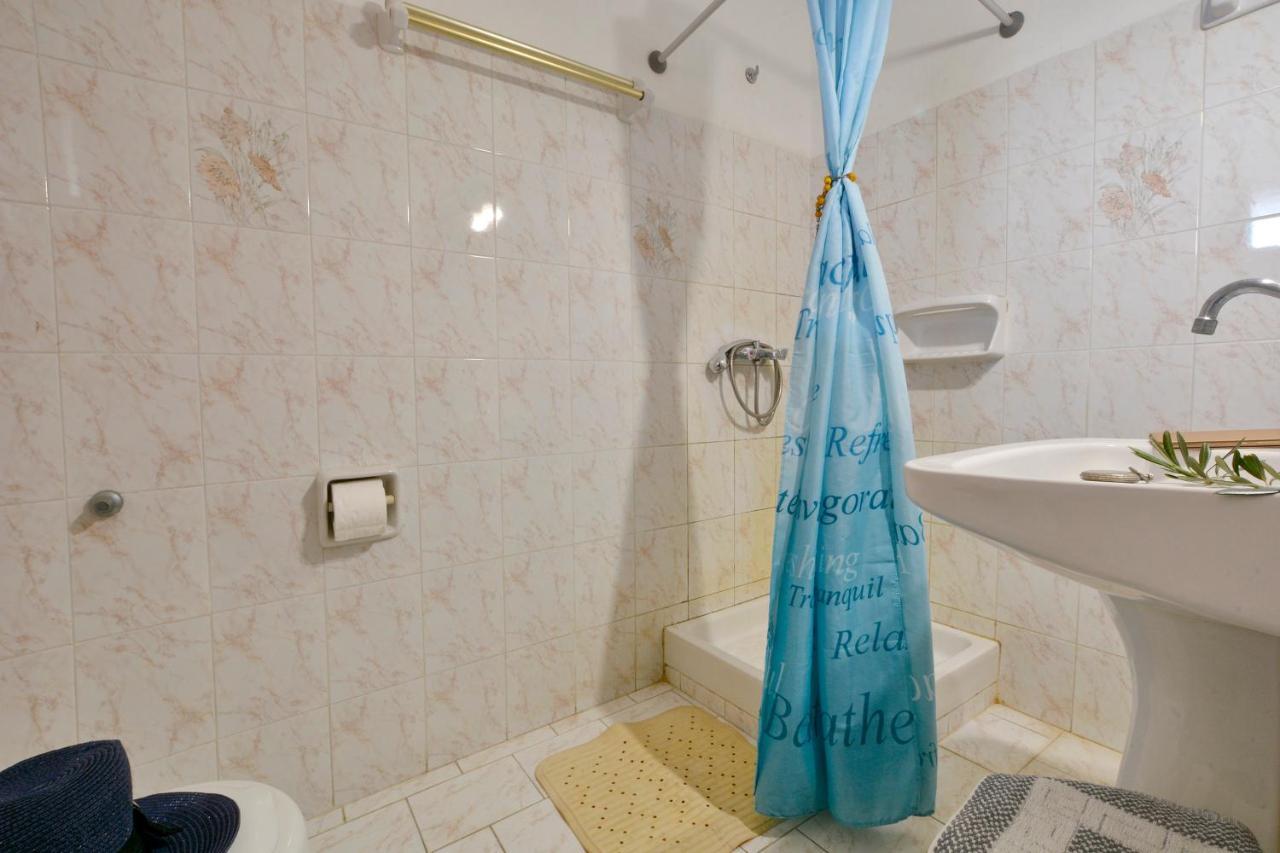 Apartment Adonis *